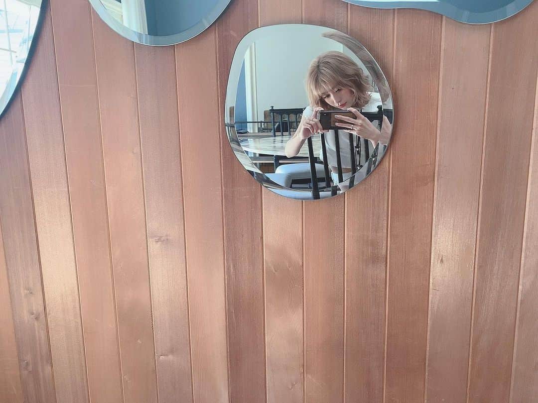鈴木凪沙さんのインスタグラム写真 - (鈴木凪沙Instagram)「壁の鏡がおしゃれすぎた🐋🧊」3月12日 21時29分 - nagichan4