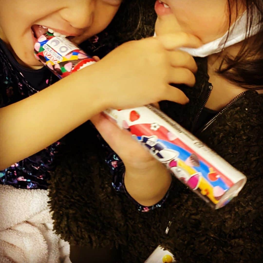 西山茉希さんのインスタグラム写真 - (西山茉希Instagram)「ホワイトデーをフライングしてくれるママのお友達がいたね。 嬉しいね。 ありがたいね。  #忘れてた #3月のイベント #ホワイトデー  まだ来てないけど、 もー満足。  #チビーズチョコ #母ちゃんロースオンザライス  そんな幸夜ありあり⭐︎⭐︎⭐︎」3月12日 21時35分 - maki.nshiyama50