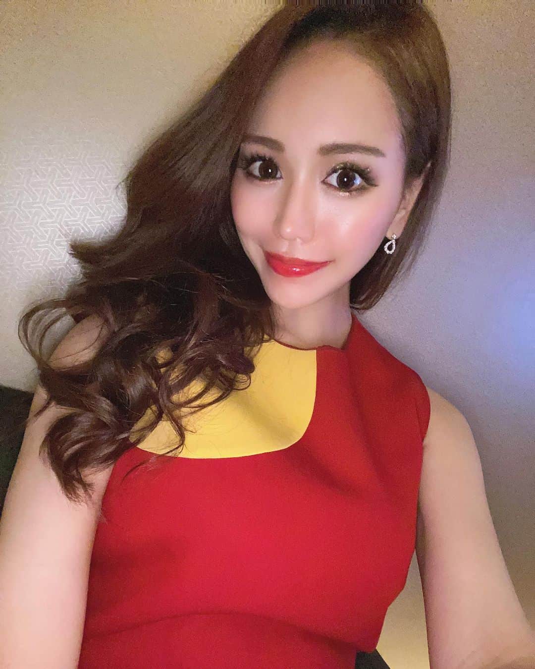 のインスタグラム：「. 昨日のジムがハードすぎて 筋肉痛はんぱないです🥳🥳 . #redvalentino #redvalentinodress #レッドヴァレンティノ #筋肉痛やばい #筋肉痛なう  #fabric #新宿ファブリック #ファブリック #ラウンジ #キャバクラ #キャバ嬢 #歌舞伎町 #歌舞伎町キャバ嬢 #桜ゆみ #移籍」
