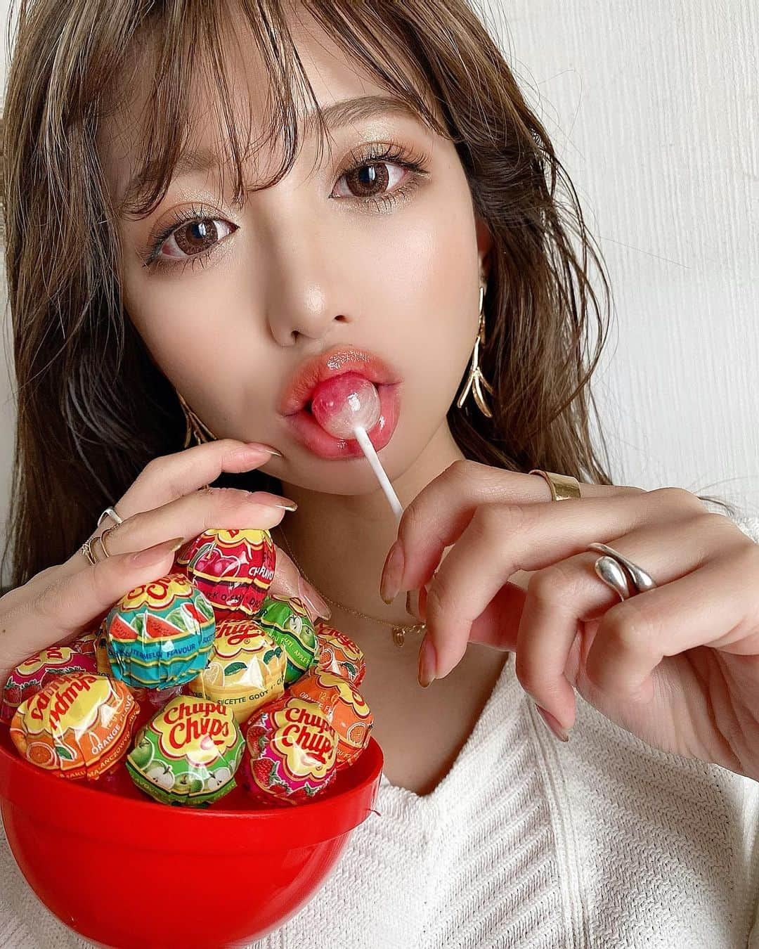 伊藤実祐さんのインスタグラム写真 - (伊藤実祐Instagram)「. . 😚🍭😍🍭🤪🍭💓♥️ . おみからもらったハワイのお土産。♥ . なんでハワイでこのお土産なんって感じやけど そこには、インスタ用の映えアイテムにとの 社長の優しさと応援が込められてるんやなと ... 🥰😎🤟🏽 . . どぉ？ 映えてる？ @haruom1 👦🏻？ ( 家の中で必死にセルフィーしたがな #裏側 ) . . 久しぶりに、みんなにアレ聞いていい？🙊 . あのぉ、、強いて言うならよ🥺？ 何枚目が好み ... 🙄🐛💓？ . . . #ハワイ #ハワイ旅行 #ハワイ土産 #チュッパチャプス #bigチュッパチャプス #あめちゃん #ちゃん付け #関西人 #あるある #ヘルシーヘア #シースルーバング #シースルー前髪 #無造作ヘア #ウエットヘア #ヘアスタイリング #アイメイク #カラコン #マツエク #リップグロス #Nexter #ネクスター #Nextercreatist #伊藤実祐 #いとうみゆ #みゆちゃい . . 明日はついに、断髪やぁああ🥺🥳😭 . 女の子が髪切るって ほんまのほんまに一大決心。♥️💨 . とくにこの仕事してるみゆわ😢 商売道具でもあるからさ😢 .」3月12日 21時33分 - miyu.61