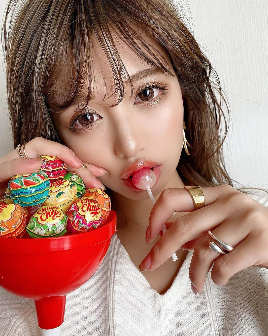 伊藤実祐さんのインスタグラム写真 - (伊藤実祐Instagram)「. . 😚🍭😍🍭🤪🍭💓♥️ . おみからもらったハワイのお土産。♥ . なんでハワイでこのお土産なんって感じやけど そこには、インスタ用の映えアイテムにとの 社長の優しさと応援が込められてるんやなと ... 🥰😎🤟🏽 . . どぉ？ 映えてる？ @haruom1 👦🏻？ ( 家の中で必死にセルフィーしたがな #裏側 ) . . 久しぶりに、みんなにアレ聞いていい？🙊 . あのぉ、、強いて言うならよ🥺？ 何枚目が好み ... 🙄🐛💓？ . . . #ハワイ #ハワイ旅行 #ハワイ土産 #チュッパチャプス #bigチュッパチャプス #あめちゃん #ちゃん付け #関西人 #あるある #ヘルシーヘア #シースルーバング #シースルー前髪 #無造作ヘア #ウエットヘア #ヘアスタイリング #アイメイク #カラコン #マツエク #リップグロス #Nexter #ネクスター #Nextercreatist #伊藤実祐 #いとうみゆ #みゆちゃい . . 明日はついに、断髪やぁああ🥺🥳😭 . 女の子が髪切るって ほんまのほんまに一大決心。♥️💨 . とくにこの仕事してるみゆわ😢 商売道具でもあるからさ😢 .」3月12日 21時33分 - miyu.61