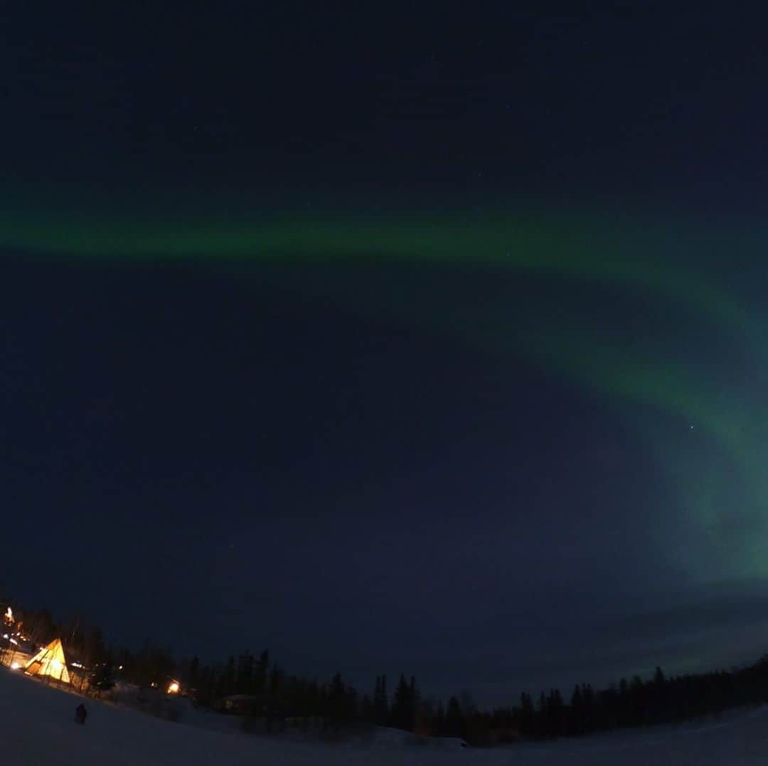 瀬稀ゆりとさんのインスタグラム写真 - (瀬稀ゆりとInstagram)「Breathtaking views of Yellowknife. It was freezing cold but it was a great experience. . . イエローナイフでオーロラを観てきました。私のカメラワークが乏しく、感動を100%お伝え出来ないのが歯痒いのですが…😅ゆらゆらと動く光のカーテン、沢山の星たち、絶景でした！. . . . #northenlights #aurora #オーロラ #yellowknife #canada🇨🇦 #夜空  #死ぬまでに行きたい世界の絶景」3月12日 21時43分 - yurito.seki