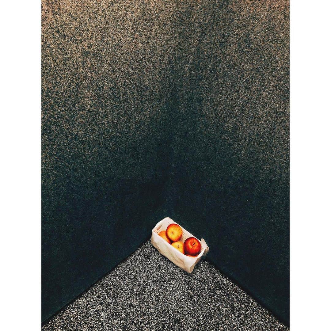 潘めぐみさんのインスタグラム写真 - (潘めぐみInstagram)「スタジオに向かうエレベーターの片隅に . …林檎❓🍎 . …リュークでも一緒に乗ってた❓🤔💭 . …うん、消臭…かな。 . #不思議な光景 #林檎 #apple #エレベーター #elevator #死神 #リューク #deathnote #デスノート」3月12日 21時43分 - han_meg_han