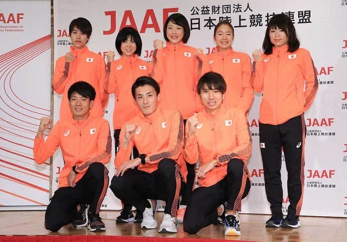 松田瑞生のインスタグラム：「≫ 本日の記者会見、ライブで沢山の方が観てくださりありがとうございました。 そして沢山の方から温かい言葉をかけていただき本当に嬉しかったです。 断れるのならば断りたかった記者会見でした。陸連の方から『来てくれるだけで嬉しい。ありがとう。』その言葉だけでも救われました。 記者会見を終えてから1番に駆け寄ってきてくれたのは監督でした。 『記者会見の途中で来させんかったらよかったなって思った。辛い思いさせてごめんな。よく耐えた。がんばった！』と言われました。監督の目には大粒の涙が溜まっていました。 ですが、記者会見と言う公の場で自分の感情が抑えれず涙してしまったことは内定した3選手には申し訳なく思っています。五輪まで同じ気持ちで闘っていきます。 私自身、ノミに少し毛が生えた位のメンタルの弱さです。私のことを良くは思わない方々も居ます。その中でも味方で応援し続けてくださる方々もいます。私は応援してくださる方々に恩返しがしたい。期待に応えたい。その一心でいつも走っています。だから、自分を捨てずにゆっくりと焦らず少しずつ進んでいきたいと思っています。 ありがとうございました😊」