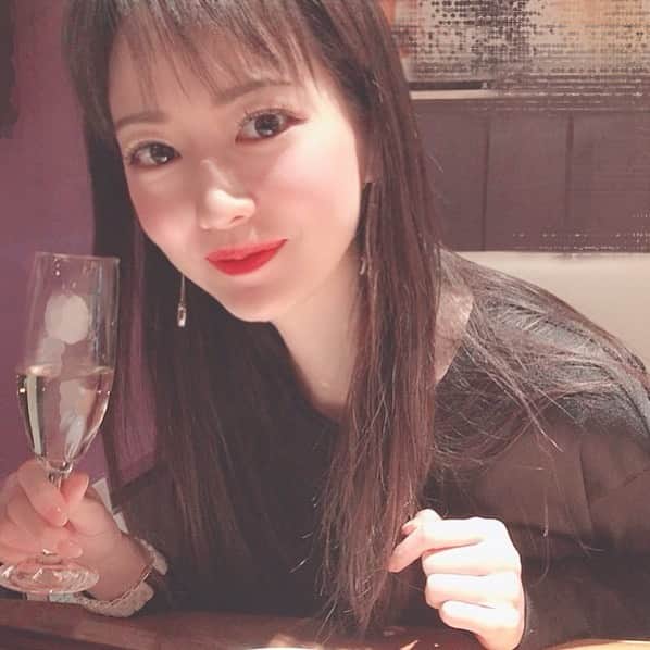 のインスタグラム：「たまにはシュワシュワ🥂 ✨ ✨ ✨  明日も早いので ねまっす🥰 💎 💎 💎 💎 💎  ##吉山りさ  #フリーモデル  #40代 #me #instalike #アラフォーママ #モデル #model #高校生ママ #高校生ママモデル #Japanese #溫泉 #스파 #가족탕 #バスタオル女子 #バスタオルモデル #温泉 #温泉ソムリエ #秘湯ロマン #お酒 #温泉モデル #温泉女子 #バスタオル #single #mom  #コロナ で大変なこの時 #旅館 さん #hotel さん 他 私で力になれることをしたい🥺♨️✨ #顔晴れ日本」