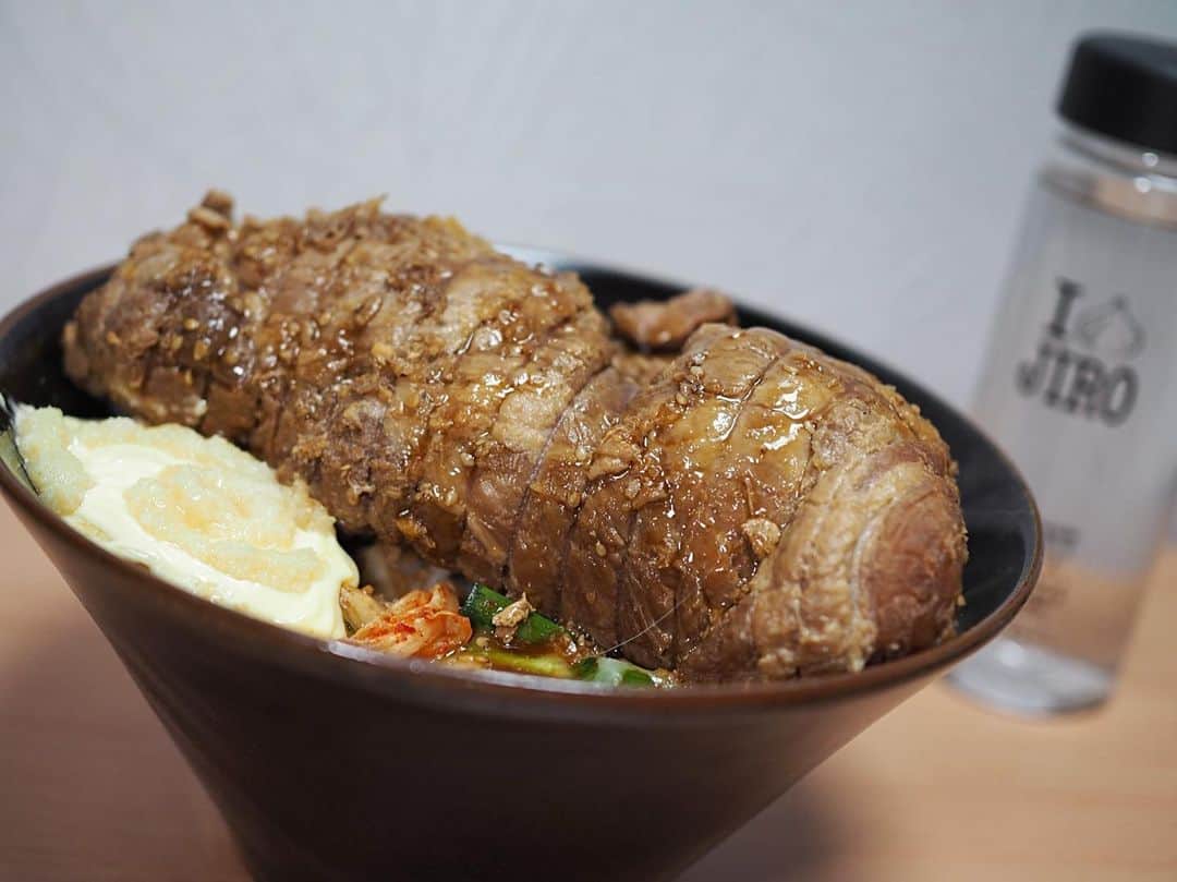 のインスタグラム：「豚丸々チャーシュー丼🐷 目黒二郎の豚は味が染みてるので温めると肉汁とタレが凄く出てくるんです... あ〜〜〜〜〜〜〜!! がっつり行ける時に最高のご褒美です🐷」