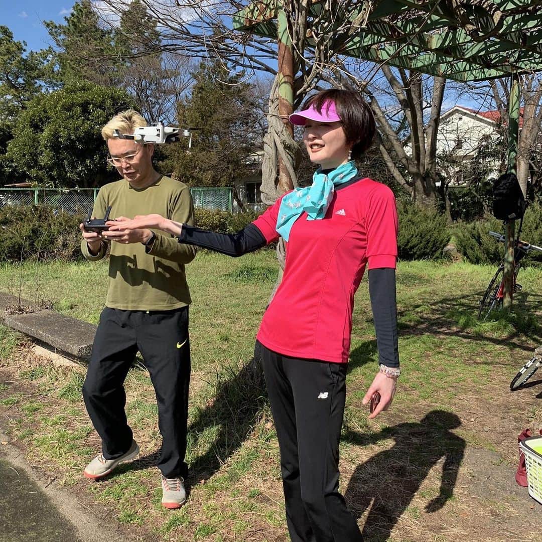 野本かりあのインスタグラム：「昨日のテニスにて、鈴木みそ先生がドローンを操作。 初めて目の前で見たけれど、何だか可愛い生き物みたいでした。 何故か、フゥ〜してたよね。 #首元手拭いはネコトモ展でゲット　#いしかわ先生デザイン」