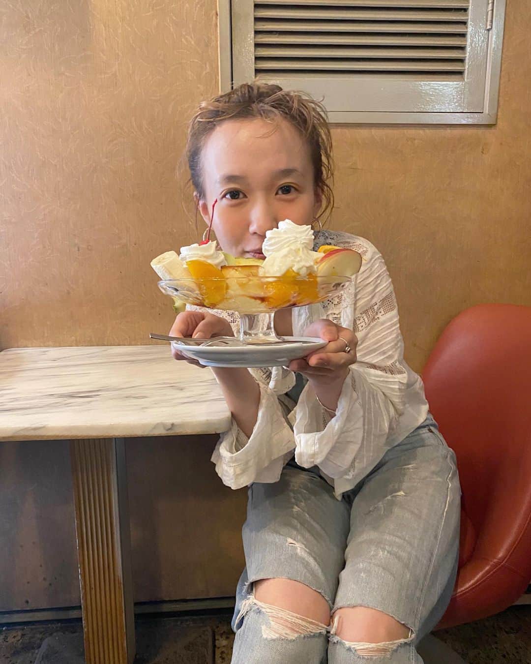 柴田紗希さんのインスタグラム写真 - (柴田紗希Instagram)「大阪へ行ったので、半年振りに喫茶ドレミへ、、、 leadsで行った思い出の地へ再び♡ プリンローヤルを頼んだら 思っていた倍の大きさでびっくり！ とても美味しかったです。 妹と一緒にモーニングとプリンローヤルどちらもペロリ🍮🍞」3月12日 21時51分 - shibasaaki