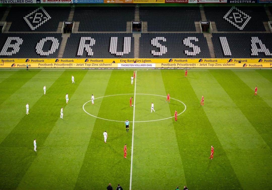 マティアス・ギンターのインスタグラム：「Komisches Spiel gestern, aber: Derbysieger @borussia 🎉💪🏼🥳」