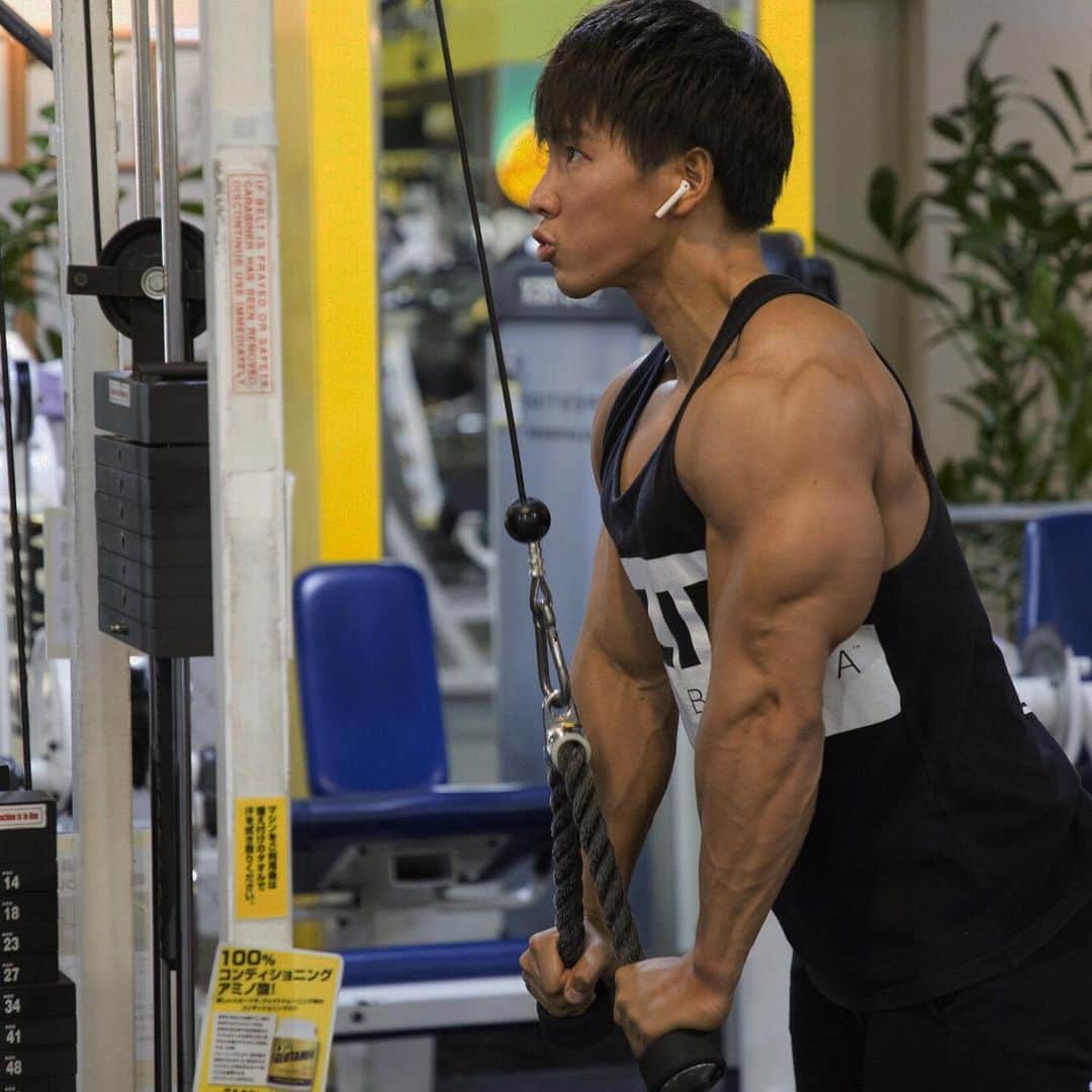 横川尚隆さんのインスタグラム写真 - (横川尚隆Instagram)「お口がぴょん。 ﻿ ﻿ (画像2枚目)字であらためてみると こいつ何言ってんだろう？て自分でも思うけど簡単にいうと﻿ 腕を太くしてヤマタノオロチとかキングギドラみたいにしたいなってことです。﻿ ﻿ アイアンマン4月号にインタビューのってます🦸‍♂️﻿ ﻿ #bodybuilding#ボディビル#training#workout﻿ #トレーニング#ワークアウト#筋トレ#fitness#フィットネス#筋肉 #腹筋#pysique#フィジーク#ジム#gym」3月12日 21時47分 - yokokawa_naotaka