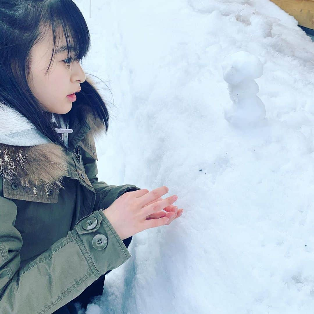 森七菜のインスタグラム：「雪だるま⛄️ #待ち時間の過ごし方 #雪だるま作り #どんどん増えていく〜 #必死すぎて暑くなってた人」