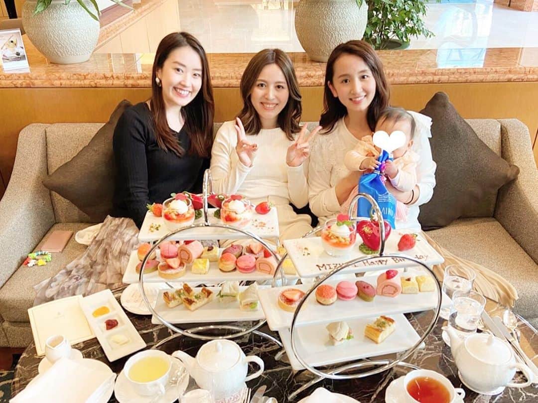 小野恵美のインスタグラム：「先日の投稿のつづき🍓  いちごアフタヌーンティーは 大好きな2人とでした😘  最近は近所の公園へ散歩とスーパーの買い物の日々😅 はやく沢山お出かけしたいなぁ🌷 #アフタヌーンティー  #ロイヤルパークホテル」