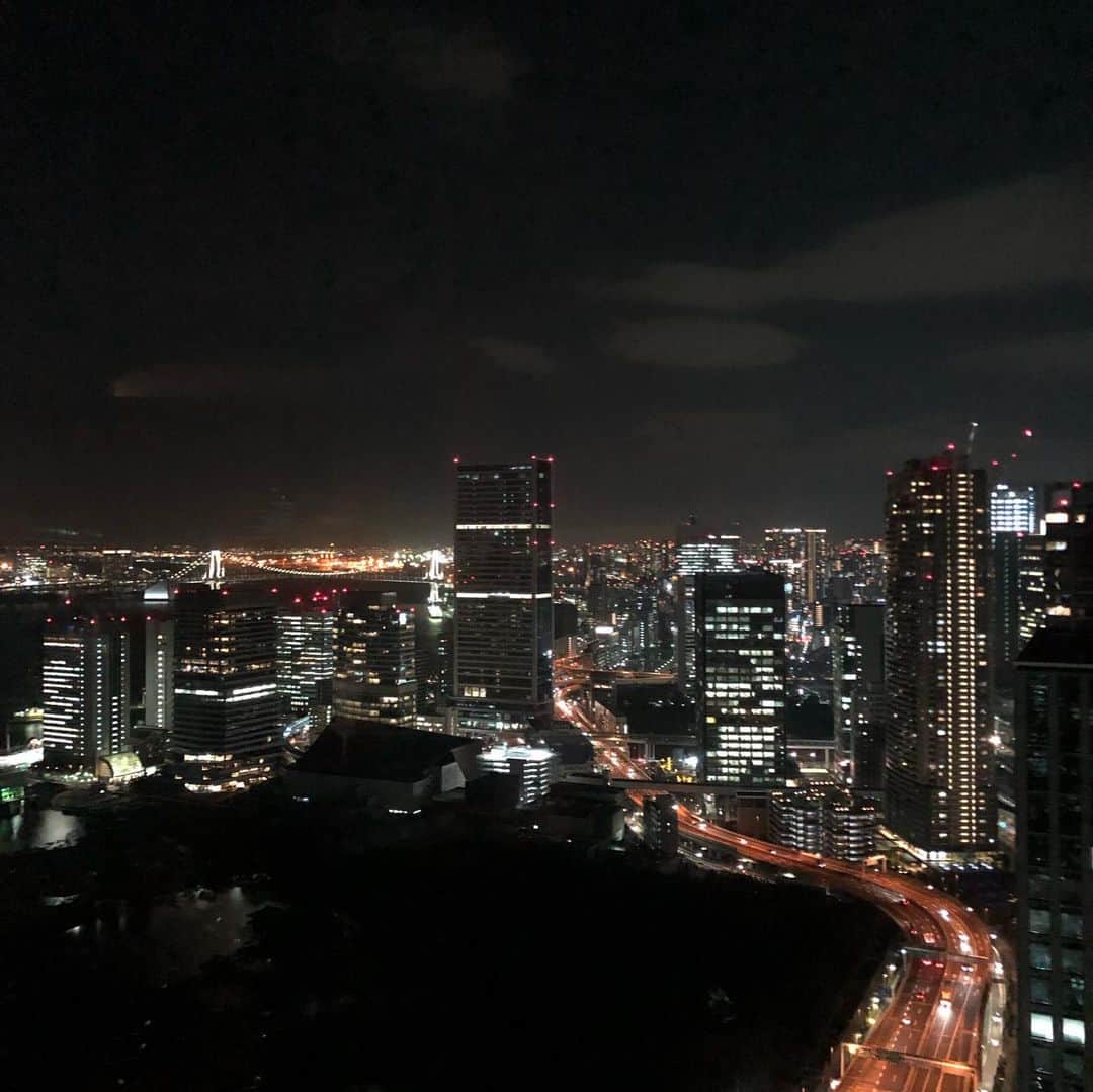 野宮真貴さんのインスタグラム写真 - (野宮真貴Instagram)「東京は夜の十時♪﻿ ﻿ 仕事先でお祝いして頂きました！﻿ これから乾杯です🥂﻿ ﻿ #東京は夜の十時 #三月生まれ #誕生日 #還暦 ##野宮真貴　#missmakinomiya」3月12日 22時00分 - missmakinomiya