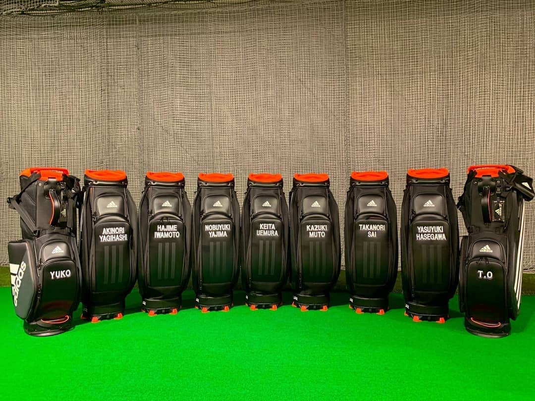 大堀貴子さんのインスタグラム写真 - (大堀貴子Instagram)「今年のキャディーバックは、 ブラック×オレンジ Ksスタッフのバックがズラリと並んでカッコいい🎵  女子スタッフは、スタンドにしてみました。 スタンドバックだけど、クラブの入口は大きめでとっても使いやすそう😃  #ksislandgolfacademy  #代官山ケーズアイランドゴルフアカデミー  #adidasgolf  #teamadidas  #アディダスゴルフ @adidastokyo」3月12日 22時00分 - takako_ohori