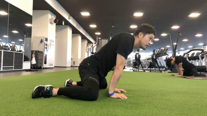 のインスタグラム：「仙骨割り。 股関節の動きを使って仙腸関節（骨盤）の動きを作るトレーニング。 つま先を外に向けて膝を開いてお尻をつけて座ります。 パワーポジションで腰が固まる選手はだいたいこのポジションがとれない。 スポーツにおける腰の問題を解決するための重要ファクターの一つ。 動きのキレを出すための秘訣でもある。  #仙腸関節 #骨盤 #股関節 #身体操作 #JARTA #中野崇 #JARTAトレーニング #ストレッチ #腰痛 #腰痛改善 #パワーポジション #姿勢 #パフォーマンス #フィジカル #理学療法 #高橋祐治 #三丸拡 #仲間隼斗 #三原雅俊 #柏レイソル #サッカー #フットボール #トレーニング #キレ #Jリーグ #柔軟性 #ファンクショナルトレーニング #football #soccer #functionaltraining」
