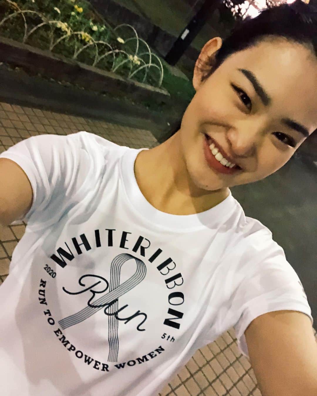 Ako Kamoのインスタグラム：「みなさんこんばんは🌝 先日ホワイトリボンラン2020 バーチャルランとして、 夜の東京タワー🗼を楽しみながら行いました✨ 日中お仕事などでお忙しい方にも 夜景を楽しみながらもできるバーチャルラン＠芝公園オススメです！ . 3／1に予定されていたホワイトリボンラン、新型コロナウィルスの影響でみなさんと一緒に走ることができずとても悲しかったですが、こうしてバーチャルという形で参加できとても光栄です🧚🏻‍♂️ . @white_ribbon_run  の皆様、素敵なギフトとTシャツありがとうございます💜 「世界中の妊産婦赤ちゃんの命を救う」ことを目的としたこのホワイトリボンの活動 みなさんもぜひ一緒に走りませんか🏃🏻‍♂️📱 期間は3月末までです！ . . #ホワイトリボンラン2020 #whiteribbonrun #走ろう自分のために誰かのために #女性に力を #バーチャルラン #国際女性デー #ホワイトリボンチャレンジ . #東京都 .  @missuniversejapan @my_beauty_hm  @missuniverse @hirokomima @__ako_kamo__  #ミスユニバース #ミスユニバースジャパン #ミスユニバースジャパン2019  #日本  #美馬寛子　#加茂あこ」