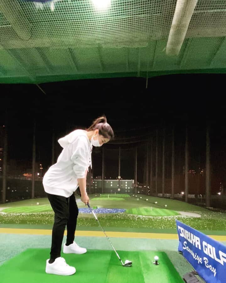湯浅喬子のインスタグラム：「#ピッチング 、 、 明日は、コースだから 少しだけ練習🏌️‍♀️ マスクはコロナ対策💕 pittaなくしました😢 、 #打ちっぱなし#code #offwhite#nike #ゴルフ#golf#sports #kyokogolf」