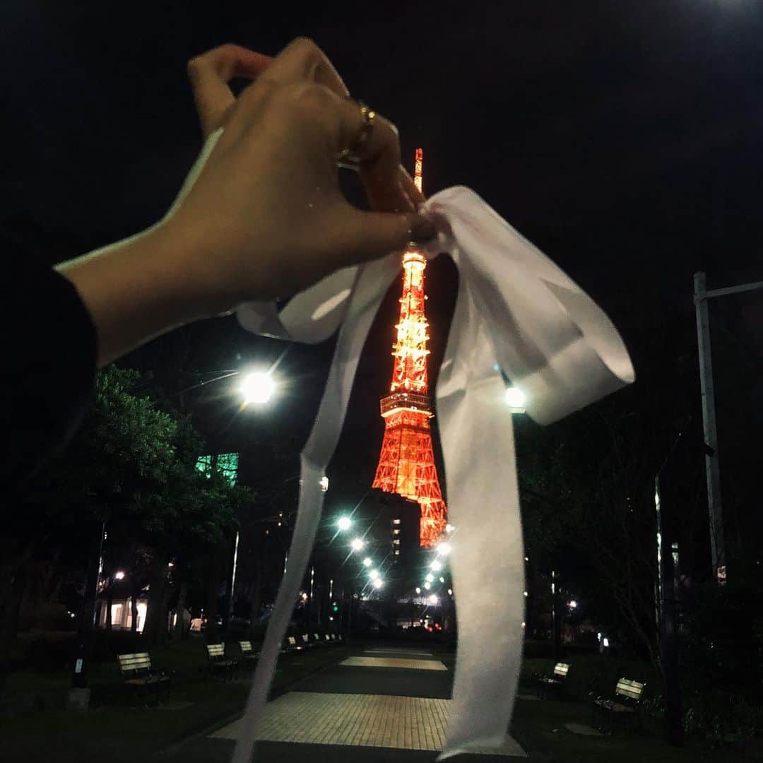 Ako Kamoのインスタグラム：「White ribbon× Tokyo Tower🗼 . .  @white_ribbon_run  #ホワイトリボンラン2020 #whiteribbonrun #走ろう自分のために誰かのために #女性に力を #バーチャルラン #国際女性デー #ホワイトリボンチャレンジ . #東京都 .」