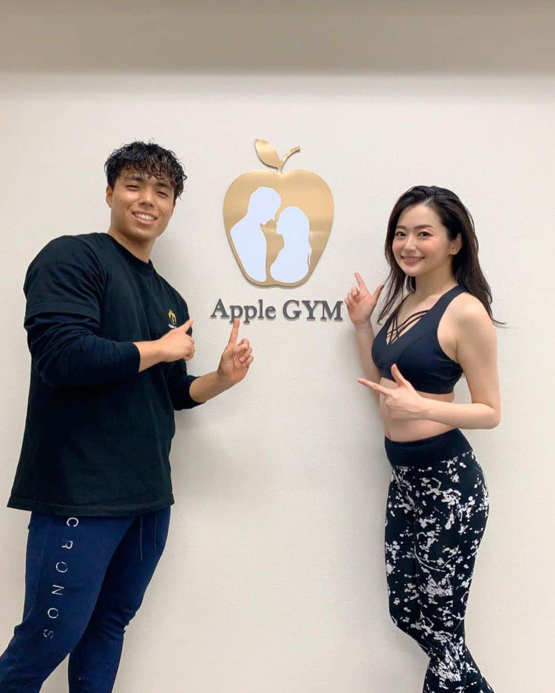 山口愛実さんのインスタグラム写真 - (山口愛実Instagram)「パーソナルトレーニングをしに Apple GYMに行ってきました！  えー今月末で36歳になるので ちょっと考えてたんです 40歳の自分ってどんな感じかなって娘はそのころ6歳 遊び盛りでそんな時に私は彼女の相手を出来るかなって 今でさえ公園でゼーハー言ってるのに🤣  で本腰入れて鍛えることにしたわけです、単純で即行動が取り柄なのでせっかくやるならちゃんとプロのトレーナーさんが見てくだたる所が良いなと思いApple GYMさんを選ばせて頂きました。  とりあえず初回 どこが気になってますか？とのことだったので 背中（何故か背中におっぱいがいるんです💧）と おしり（もはや四角）が気になりますとお伝えして 集中的にトレーニングをお願いしました。 結果初回で-0.5キロ！！汗かいた分と言う説もありますが継続していってどこまで変化するか載せたいと思います。 ※自分用メモ（体脂肪も測ってもらったけど忘れた🤣） 3/11 48.10kg → 3/12 47.55kg  モニターも募集してるって言ってました！！ご興味ある方はぜひ @apple_gym_tokyo  @yokoo18  #AppleGYM #アップルジム #アップル女子 #ダイエットシンデレラ #痩せないわけがない」3月12日 22時27分 - manami_0331