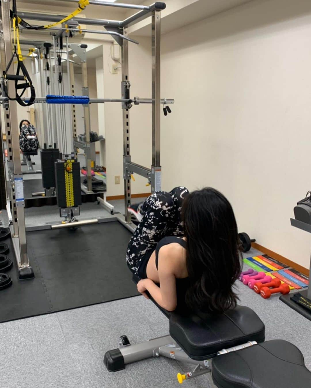 山口愛実さんのインスタグラム写真 - (山口愛実Instagram)「パーソナルトレーニングをしに Apple GYMに行ってきました！  えー今月末で36歳になるので ちょっと考えてたんです 40歳の自分ってどんな感じかなって娘はそのころ6歳 遊び盛りでそんな時に私は彼女の相手を出来るかなって 今でさえ公園でゼーハー言ってるのに🤣  で本腰入れて鍛えることにしたわけです、単純で即行動が取り柄なのでせっかくやるならちゃんとプロのトレーナーさんが見てくだたる所が良いなと思いApple GYMさんを選ばせて頂きました。  とりあえず初回 どこが気になってますか？とのことだったので 背中（何故か背中におっぱいがいるんです💧）と おしり（もはや四角）が気になりますとお伝えして 集中的にトレーニングをお願いしました。 結果初回で-0.5キロ！！汗かいた分と言う説もありますが継続していってどこまで変化するか載せたいと思います。 ※自分用メモ（体脂肪も測ってもらったけど忘れた🤣） 3/11 48.10kg → 3/12 47.55kg  モニターも募集してるって言ってました！！ご興味ある方はぜひ @apple_gym_tokyo  @yokoo18  #AppleGYM #アップルジム #アップル女子 #ダイエットシンデレラ #痩せないわけがない」3月12日 22時27分 - manami_0331