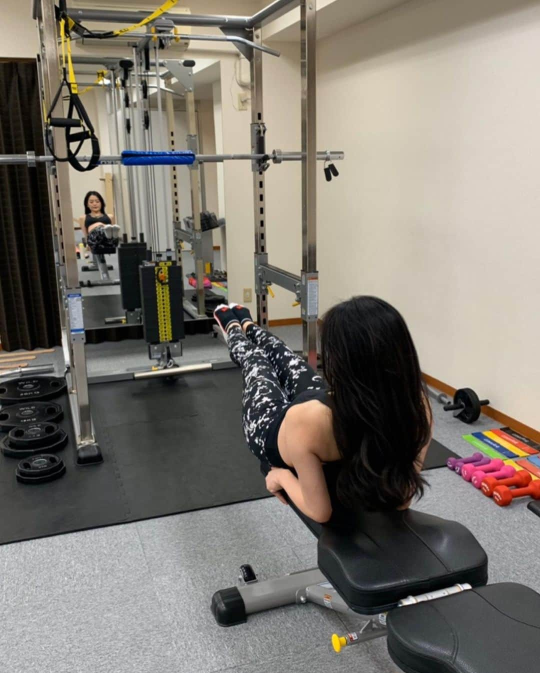 山口愛実さんのインスタグラム写真 - (山口愛実Instagram)「パーソナルトレーニングをしに Apple GYMに行ってきました！  えー今月末で36歳になるので ちょっと考えてたんです 40歳の自分ってどんな感じかなって娘はそのころ6歳 遊び盛りでそんな時に私は彼女の相手を出来るかなって 今でさえ公園でゼーハー言ってるのに🤣  で本腰入れて鍛えることにしたわけです、単純で即行動が取り柄なのでせっかくやるならちゃんとプロのトレーナーさんが見てくだたる所が良いなと思いApple GYMさんを選ばせて頂きました。  とりあえず初回 どこが気になってますか？とのことだったので 背中（何故か背中におっぱいがいるんです💧）と おしり（もはや四角）が気になりますとお伝えして 集中的にトレーニングをお願いしました。 結果初回で-0.5キロ！！汗かいた分と言う説もありますが継続していってどこまで変化するか載せたいと思います。 ※自分用メモ（体脂肪も測ってもらったけど忘れた🤣） 3/11 48.10kg → 3/12 47.55kg  モニターも募集してるって言ってました！！ご興味ある方はぜひ @apple_gym_tokyo  @yokoo18  #AppleGYM #アップルジム #アップル女子 #ダイエットシンデレラ #痩せないわけがない」3月12日 22時27分 - manami_0331