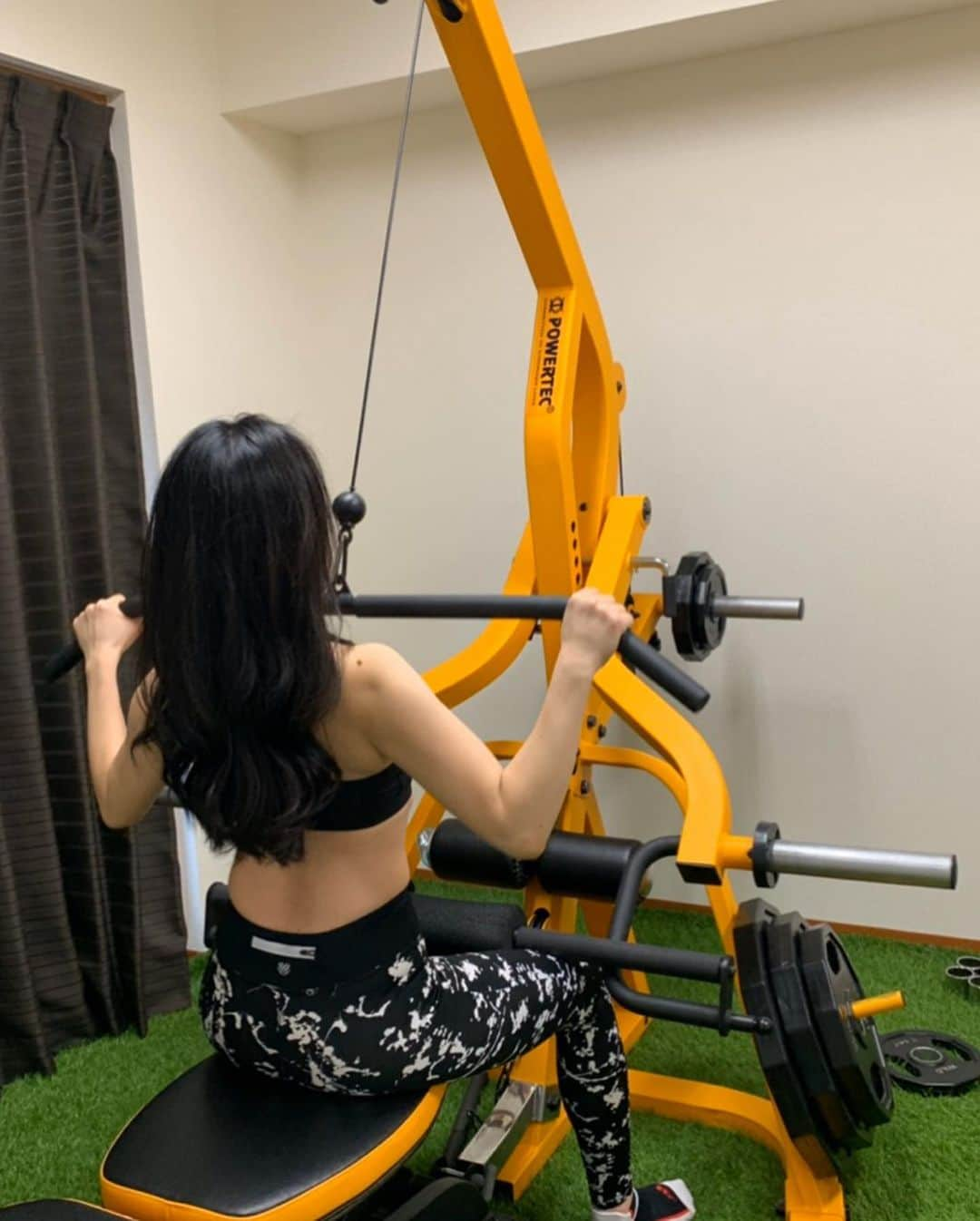 山口愛実さんのインスタグラム写真 - (山口愛実Instagram)「パーソナルトレーニングをしに Apple GYMに行ってきました！  えー今月末で36歳になるので ちょっと考えてたんです 40歳の自分ってどんな感じかなって娘はそのころ6歳 遊び盛りでそんな時に私は彼女の相手を出来るかなって 今でさえ公園でゼーハー言ってるのに🤣  で本腰入れて鍛えることにしたわけです、単純で即行動が取り柄なのでせっかくやるならちゃんとプロのトレーナーさんが見てくだたる所が良いなと思いApple GYMさんを選ばせて頂きました。  とりあえず初回 どこが気になってますか？とのことだったので 背中（何故か背中におっぱいがいるんです💧）と おしり（もはや四角）が気になりますとお伝えして 集中的にトレーニングをお願いしました。 結果初回で-0.5キロ！！汗かいた分と言う説もありますが継続していってどこまで変化するか載せたいと思います。 ※自分用メモ（体脂肪も測ってもらったけど忘れた🤣） 3/11 48.10kg → 3/12 47.55kg  モニターも募集してるって言ってました！！ご興味ある方はぜひ @apple_gym_tokyo  @yokoo18  #AppleGYM #アップルジム #アップル女子 #ダイエットシンデレラ #痩せないわけがない」3月12日 22時27分 - manami_0331