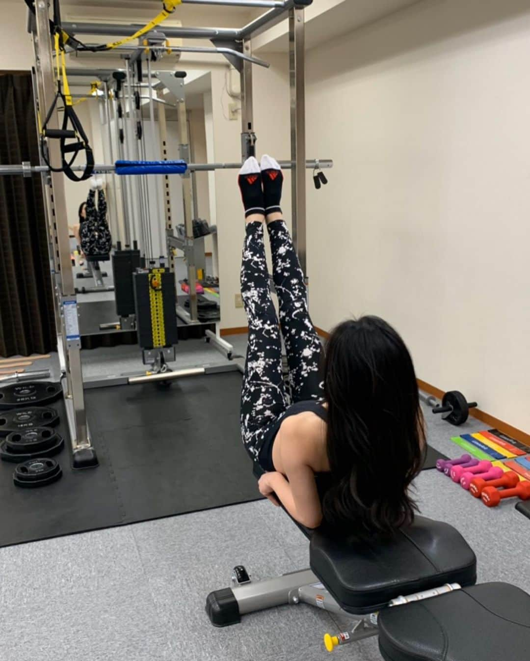 山口愛実さんのインスタグラム写真 - (山口愛実Instagram)「パーソナルトレーニングをしに Apple GYMに行ってきました！  えー今月末で36歳になるので ちょっと考えてたんです 40歳の自分ってどんな感じかなって娘はそのころ6歳 遊び盛りでそんな時に私は彼女の相手を出来るかなって 今でさえ公園でゼーハー言ってるのに🤣  で本腰入れて鍛えることにしたわけです、単純で即行動が取り柄なのでせっかくやるならちゃんとプロのトレーナーさんが見てくだたる所が良いなと思いApple GYMさんを選ばせて頂きました。  とりあえず初回 どこが気になってますか？とのことだったので 背中（何故か背中におっぱいがいるんです💧）と おしり（もはや四角）が気になりますとお伝えして 集中的にトレーニングをお願いしました。 結果初回で-0.5キロ！！汗かいた分と言う説もありますが継続していってどこまで変化するか載せたいと思います。 ※自分用メモ（体脂肪も測ってもらったけど忘れた🤣） 3/11 48.10kg → 3/12 47.55kg  モニターも募集してるって言ってました！！ご興味ある方はぜひ @apple_gym_tokyo  @yokoo18  #AppleGYM #アップルジム #アップル女子 #ダイエットシンデレラ #痩せないわけがない」3月12日 22時27分 - manami_0331