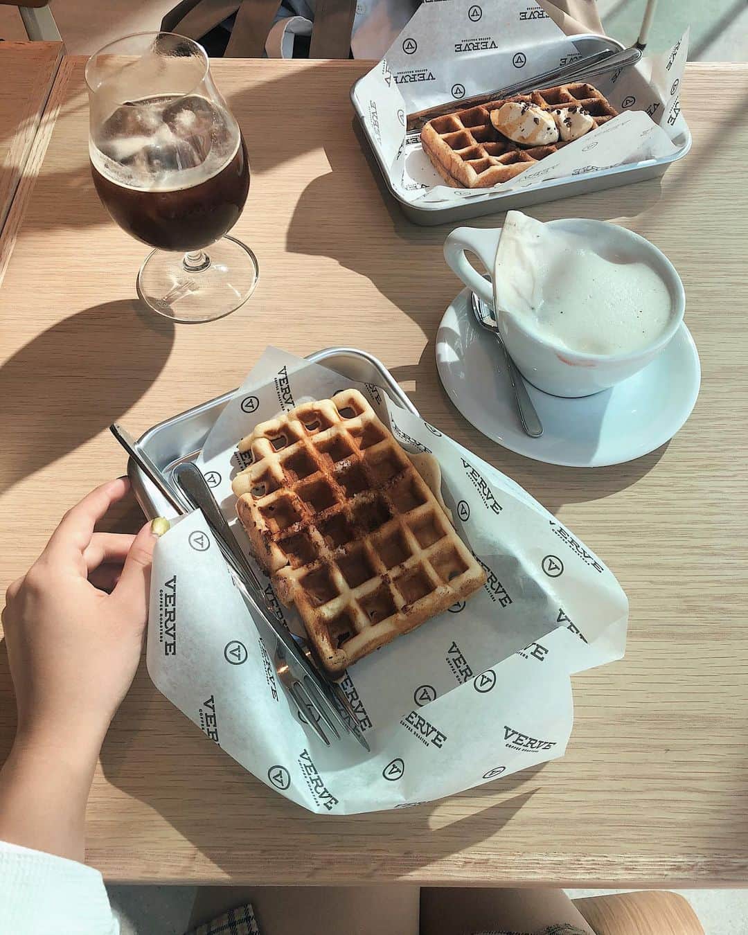 Julia Castroさんのインスタグラム写真 - (Julia CastroInstagram)「朝活🌞 皆んなカフェに行ったら何頼む？ 好きなカフェメニューって何？ . #breakfast #morning #waffle #bread #bakery #coffee #tea #milktea #verve #roppongi #tokyo #favorite #cafe #fashion #photography #カフェ #ワッフル #朝ごはん #朝活 #朝カフェ #パン #ミルクティー #ほうじ茶 #カフェ巡り #写真 #julistagram」3月12日 22時19分 - julia.c.0209