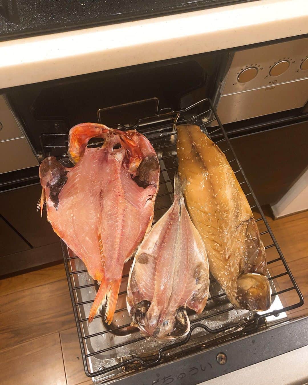 みきママさんのインスタグラム写真 - (みきママInstagram)「【晩御飯は居酒屋ごはんです！！】﻿ ﻿ ﻿ ﻿ ﻿ ﻿ メニューはね、﻿ ❤️海老としめじのアヒージョ﻿ ❤️干物いろいろ﻿ ❤️ブロッコリーのチーズマヨ﻿ ❤️青椒肉絲﻿ にしました〜！！﻿ ﻿ ﻿ ﻿ ﻿ ﻿ はる兄「白米うめー。」アヒージョで米をもりもり食べていました。﻿ ﻿ ﻿ ﻿ ﻿ ﻿ ﻿ ﻿ れんちび「（みりん干し）うまい！！」ってさ。ご飯が進む甘辛味だね。﻿ ﻿ ﻿ ﻿ ﻿ ﻿ ﻿ 旦那「グレープフルーツサワー？美味しい！」ってさ。﻿ ﻿ ﻿ ﻿ ﻿ ﻿ ﻿ 今夜は、みんなでアルマゲドンで映画観賞で人生勉強です。 ﻿ ﻿ ﻿ ﻿ #みきママ #アルマゲドン #アヒージョ #干物 #青椒肉絲」3月12日 22時19分 - mikimama_official