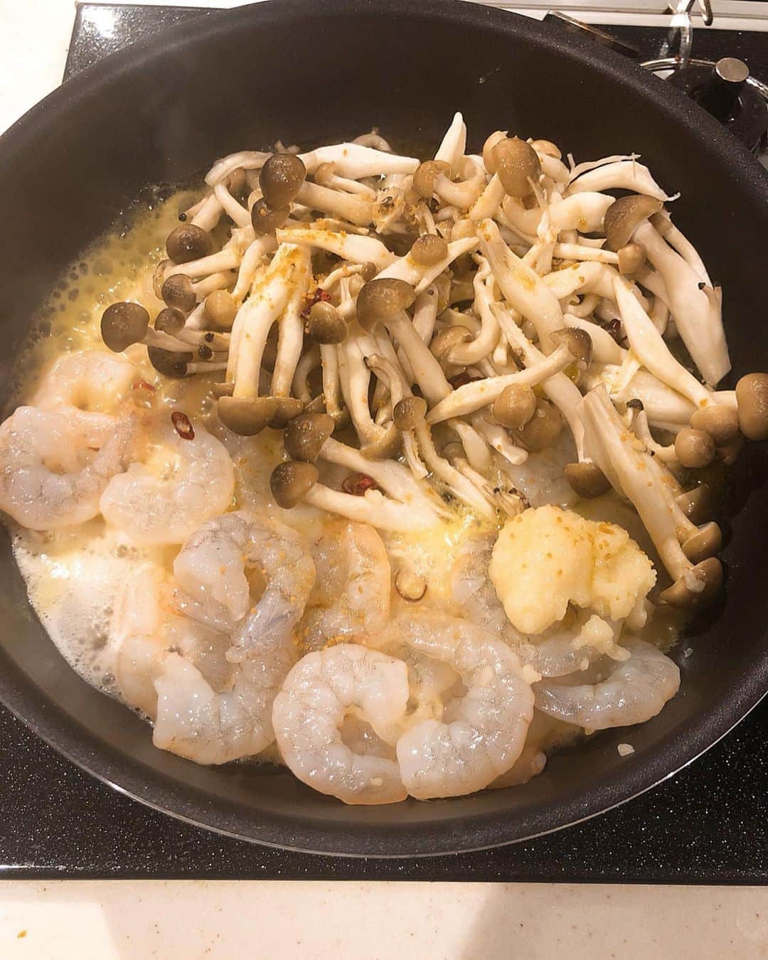 みきママさんのインスタグラム写真 - (みきママInstagram)「【晩御飯は居酒屋ごはんです！！】﻿ ﻿ ﻿ ﻿ ﻿ ﻿ メニューはね、﻿ ❤️海老としめじのアヒージョ﻿ ❤️干物いろいろ﻿ ❤️ブロッコリーのチーズマヨ﻿ ❤️青椒肉絲﻿ にしました〜！！﻿ ﻿ ﻿ ﻿ ﻿ ﻿ はる兄「白米うめー。」アヒージョで米をもりもり食べていました。﻿ ﻿ ﻿ ﻿ ﻿ ﻿ ﻿ ﻿ れんちび「（みりん干し）うまい！！」ってさ。ご飯が進む甘辛味だね。﻿ ﻿ ﻿ ﻿ ﻿ ﻿ ﻿ 旦那「グレープフルーツサワー？美味しい！」ってさ。﻿ ﻿ ﻿ ﻿ ﻿ ﻿ ﻿ 今夜は、みんなでアルマゲドンで映画観賞で人生勉強です。 ﻿ ﻿ ﻿ ﻿ #みきママ #アルマゲドン #アヒージョ #干物 #青椒肉絲」3月12日 22時19分 - mikimama_official