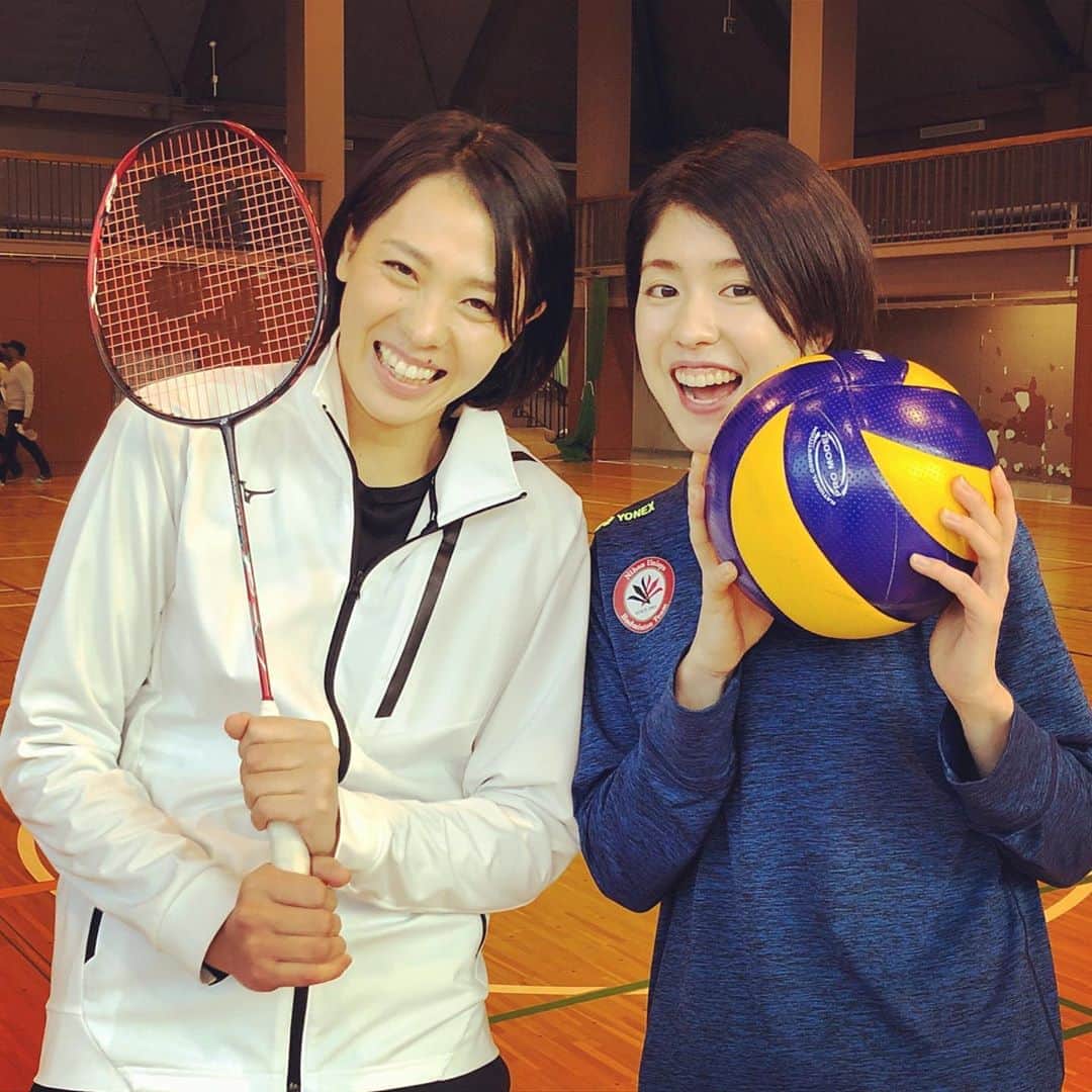 栗原文音のインスタグラム：「先日オリンピックチャンネルの撮影に行ってきました💨 一緒に撮影をしたバレーボールの迫田さおりさん♡ お互いの競技を通して一緒に触れ合い、それぞれの種目の特徴や共通点！！ 似たような動作だったりもあるけど、やってみてバドミントンの癖がついつい出てしまったり…笑 お互いの競技で一緒にチャレンジしてたくさん体を動かして😆 やっぱり体を動かすこと！スポーツが大好きなんだと改めて感じました😆 とにかく迫田さんのバドミントンの上手さにビックリ😳✨ 気さくでとても優しい方で本当に素敵な方でした🌸🌸 スタッフの方もリラックスして撮影ができるようにと気を配ってくださり、笑顔いっぱいの現場で楽しい撮影になりました^_^  ４月以降に配信予定になっています！ きっとガッチガチなインタビューだったりしてると思いますが…笑 オリンピックチャンネル是非見てくださると嬉しいです！ 迫田さんのバドミントンチャレンジお見逃しなくっ🤩🤩🤩🤩💕 #オリンピックチャンネル #バドミントン #バレーボール #迫田さおりさん #栗原 文音 #コラボ」