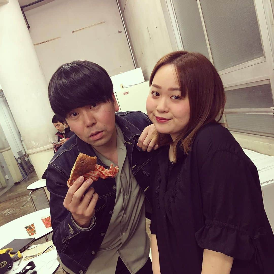 西田さおりさんのインスタグラム写真 - (西田さおりInstagram)「載せ忘れていた純喫茶。 レモンティーにアイストッピングを 店員さんにお願いしたら ？？？？て顔してた理由が わかったよ。 一刻も早くアイスを食べ切らないと 分離するよ。それはもうすんごいよ。 . 2枚目は今日食べた女の子の正義 ショートケーキとアイスティーだよ。 . 3枚目は愛しの坂田さんだよ。 バナナケーキ渡したよ🍌 . . #純喫茶 #世間知らズ  #レモンティーにアイスは危険 #分離祭り #ショートケーキ #4ホール食える #坂田さん」3月12日 22時25分 - saori19950108