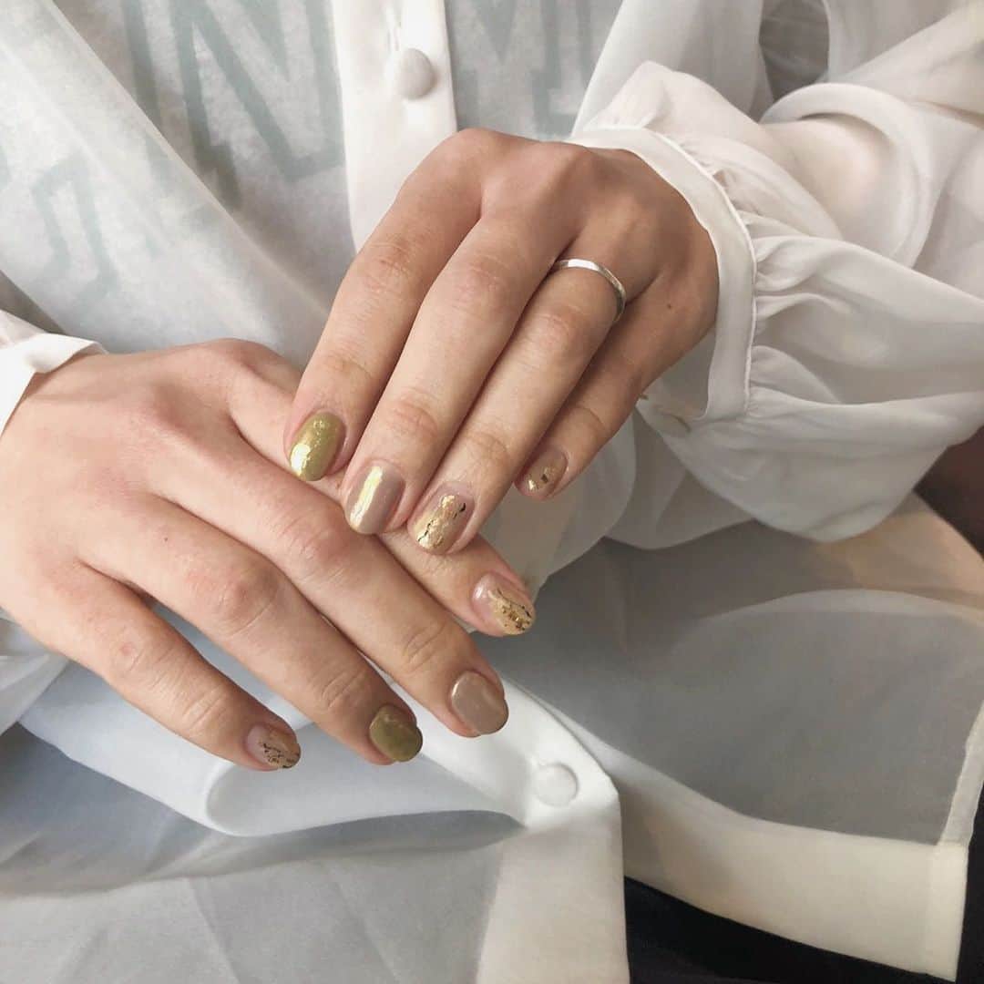 目見田早弥子のインスタグラム：「| 🍐🌿 のびのびだったネイルをやっと🥺♡ じょひちゃんのネイルほんまに凄くて！ 半分くらい伸びてるのに１本も浮かずに 全部ついてた😂笑うくらい伸びてた..😂 今回のデザインは、 「次はキミドリ入れよう！」って前回話してたのと 置いてあったネイルチップのデザインが可愛かったから それも入れてもらってあとはおまかせで♡ じょひちゃんのセンスが大好きやから いつもほとんどおまかせやけど絶対可愛くしてくれる❣️ 今日はオーダーした方かも.. いつもは「白」とかそれくらい ラフなオーダーしかしてないです😂 いつもありがとう〜🌟 (手がシワシワ...)」