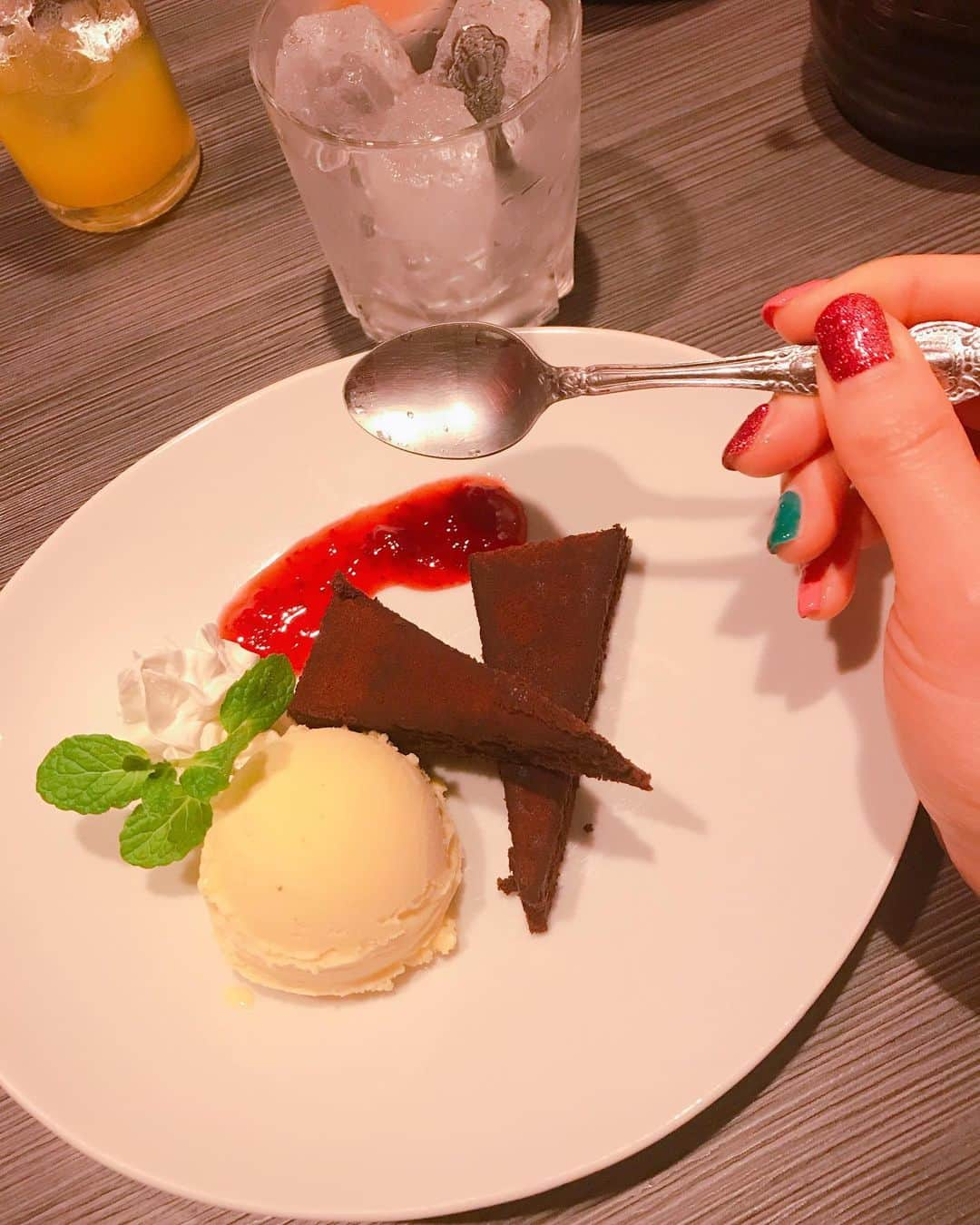 DJ MIYAさんのインスタグラム写真 - (DJ MIYAInstagram)「こんばんはーぁぁぁ❤️「和食郷土料理 個室居酒屋 玄屋-GEN YA-本厚木本店」でDinnerしてきました～♪♪❤️ . .  本厚木駅 北口から目の前の商店街の所にあってとても近いですね～☆彡💗 . .  アラカルトで食べてみましたっ。 ◎カシスオレンジ ◎Bouquet d'orブーケドール 辛口スパークリング❤️ 辛口よりのフルーティーな味わいのスパーリングがリラックスできるーっ。 . ◎彩野菜のシーザーサラダ ◎料理長特製出汁巻き玉子 ◎まぐろ刺し ◎和牛のザブトン刺し 880円 . ◎季節の天麩羅盛り合わせ  さっくさくでジューシーな海老、茄子、きのこ、おくら、さつまいもとかなり豪華な揚げたての天ぷらが楽しめましたっ(o^^o) . . ◎日替わり鮮魚の石焼ご飯 今日は、福岡県産の胡麻カンパチが乗ってましたぁー！熱々のごはんと白身のお魚が見事にハーモニーを奏でておりました。 ◎ガトーショコラ . .  スイーツまで美味しくて、アイスと一緒に楽しんじゃいましたーぁ❤️ . . 《期間限定》オープン記念！宴会コースがお得☆なのでcheckしてみてね❤️ . .  2.5時間飲み放題付8品 『オープン記念のお手軽コース』 ＜4,240円⇒3,240円＞GENYA 本厚木本店で検索してね! ごちそうさまでしたぁぁ＾０＾☆彡 . . .  Casting By @woomy.restaurant . . .  #グルメ　#本厚木 #厚木グルメ #神奈川グルメ　#個室居酒屋 #旅インスタグラマー #グルメ女子　#フィットネス女子　#本厚木駅　#小田急線 #izakaya　#居酒屋さん　#Japanesemeal #インスタグラマー #インフルエンサー　#食レポ　#グルメブロガー　#ブロガー #居酒屋レポ　#今日のコーデ　#今日のファッション　#ファッションコーデ #ファッショニスタ　#ディナー　#今日のメイク　#宴会コース」3月12日 22時31分 - dj_miya