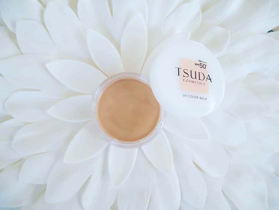 吉田早織のインスタグラム：「・﻿ 噂の津田コスメ #UVカラーバーム 🌱﻿ ﻿ ﻿ 紫外線吸収剤フリーでSPF50+ PA+++ ✨﻿ なのに塗るほど肌に良いという優れもの👏✨﻿ ﻿ ﻿ バームなのでかなりしっとり。﻿ 付けたてはやっぱりファンデーションとは仕上がりが違うかなー？と思ったけど、時間が経つとかなり馴染みます👏﻿ ﻿ ﻿ ツヤツヤになるので、小鼻や頬の崩れやすい部分にはパウダーを付けて仕上げます✨﻿ ﻿ ﻿ 私が使っているのはナチュラルピンク。﻿ 薄いそばかすは隠れるくらいのカバー力はあるので、コンシーラーとして使うのも🙆‍♀️﻿ ﻿ ﻿ ﻿ ﻿ ﻿ #津田コスメ #スキンケア #ベースメイク #cosmetics #新作コスメ #skincare」