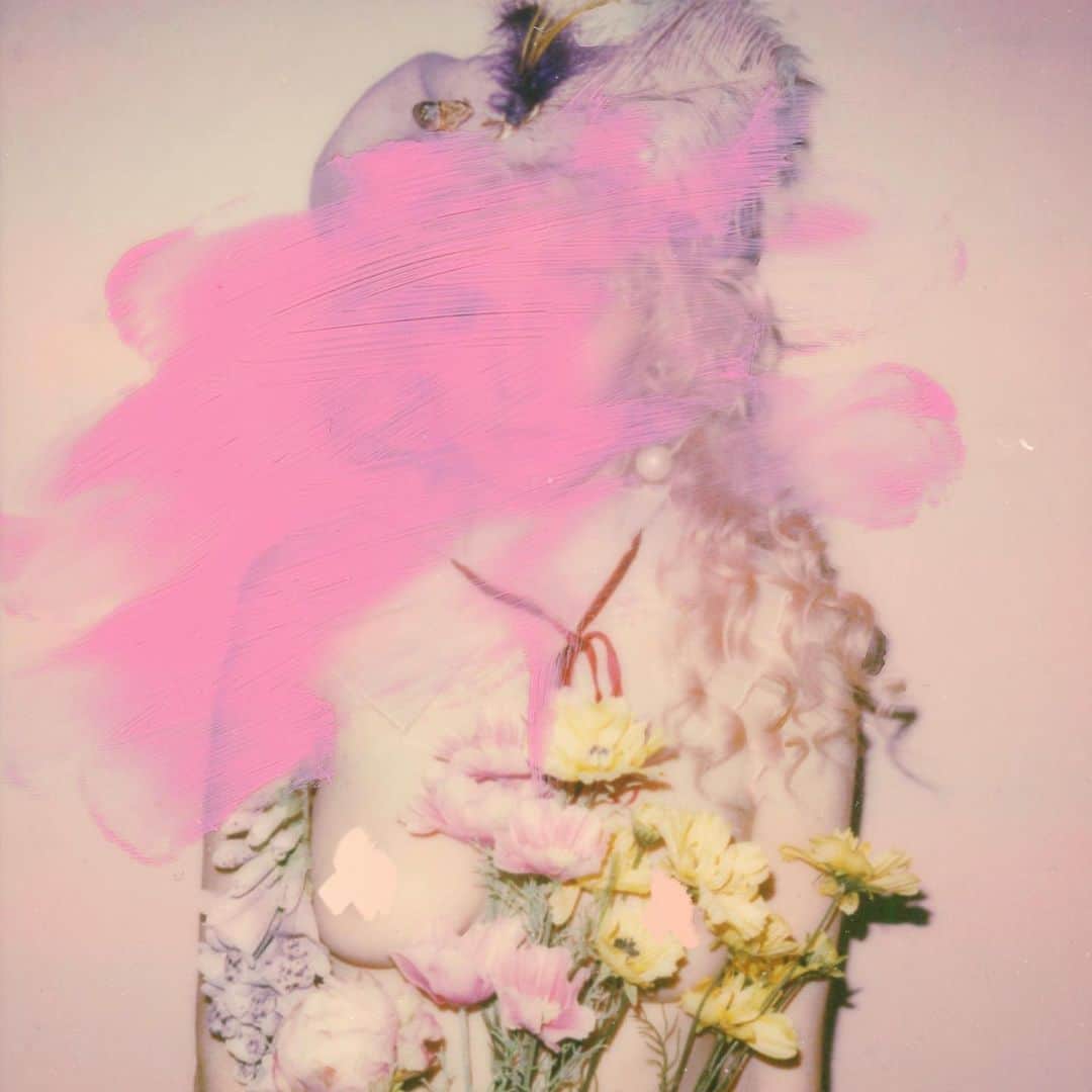 オードリー・キッチングのインスタグラム：「Flowers hold the memory of heaven. @brunoroids」