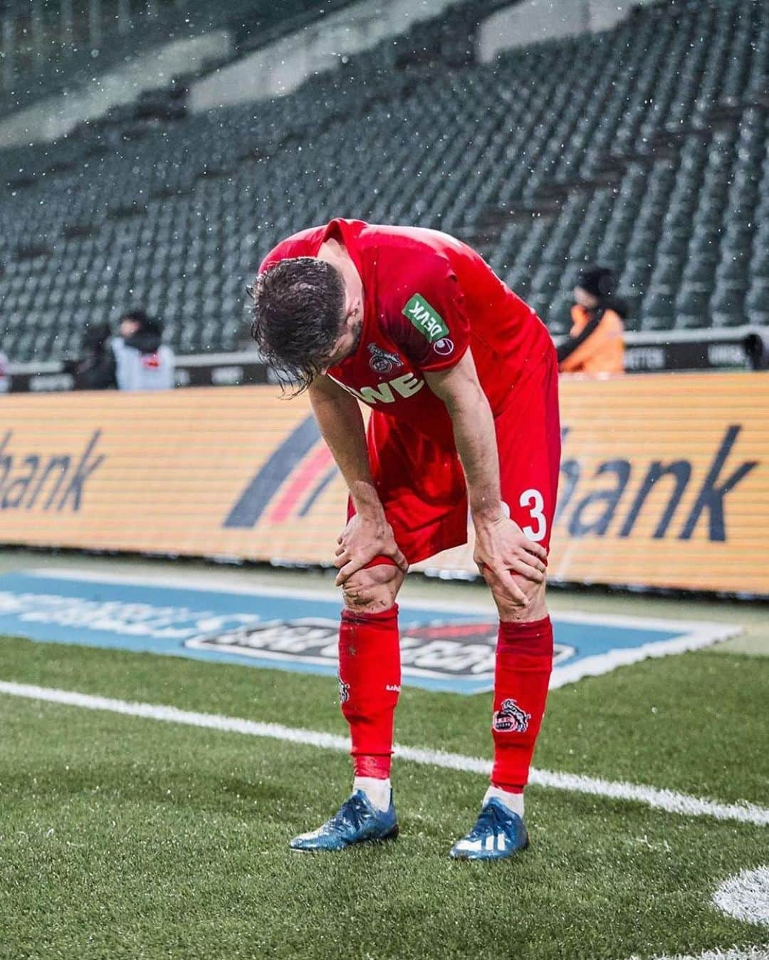 マルク・ウートさんのインスタグラム写真 - (マルク・ウートInstagram)「Gebrauchter Tag gestern... 😒 Niederlage im Derby und eine ganz merkwürdig Stimmung im Stadion. Fußball ohne Fans ist nicht halb so viel wert! Bleibt gesund!!! 🙏👋」3月12日 22時38分 - markuth