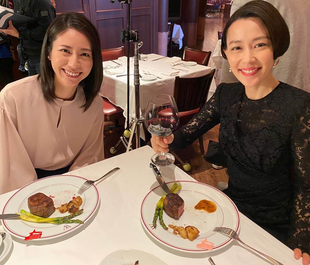 のインスタグラム：「第10話ご覧いただきありがとうございました❗️ 写真は10話ラストシーンのオフショット📸お二人とも大好きなお肉にご満悦でした🍖 実はこのシーン、設定は夜でしたが撮影は早朝からのスタートだったんです😅 「アライブ」も次週がいよいよ最終話になります。 是非ご覧ください📺  #アライブ #松下奈緒 #木村佳乃 #オフショット #朝の7:30からお肉🥩🔥 #豪華すぎる朝ごはん #お二人にお似合いの店 #木10 #フジテレビ」