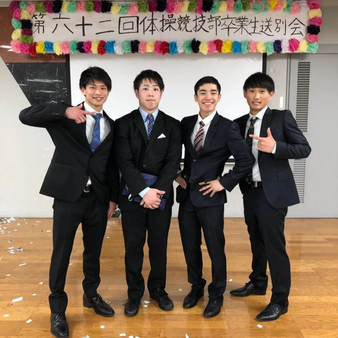 白井健三さんのインスタグラム写真 - (白井健三Instagram)「一個下の学年が卒業👨‍🎓👩‍🎓 ・ すごく元気で、勢いづくとどこまでも行っちゃうような学年。 ・ 人数も多くて、自分たちが教えなきゃいけないことも教えきれたかわからないけど30人全員揃って卒業できることを先輩として嬉しく思います😌💮 ・ 正直、手に負えないと思ったこととか勘弁してくれと思ったこともあったけど、学年が上がるにつれてこの子たちなら大丈夫。任せられると思うようになっていった子たち。 ・ この子たちの成長を1つ上の学年として目の前で見続けられたことを嬉しく思います。 ・ この学年らしい日体を作ってくれてありがとう。4年間お疲れ様👏 ・ 写真が多過ぎて選べなかったけど、自分と携わってくれてありがとう。 ・ 新しい世界でもみんなの勢いとノリがあれば大丈夫！元気に頑張るんだよ！💃🤩 ・ #後輩 #卒業 #猪突猛進 #ノリが過ぎる学年 #何度頭を抱えたか #それも思い出 #楽しい時間をありがとう #新しい世界でもがんばれよ！」3月12日 22時52分 - kenzoshirai