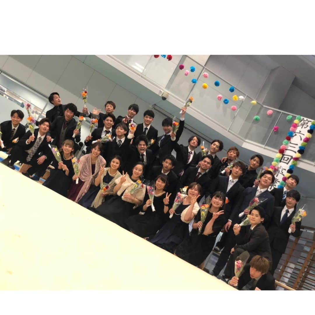 白井健三のインスタグラム：「一個下の学年が卒業👨‍🎓👩‍🎓 ・ すごく元気で、勢いづくとどこまでも行っちゃうような学年。 ・ 人数も多くて、自分たちが教えなきゃいけないことも教えきれたかわからないけど30人全員揃って卒業できることを先輩として嬉しく思います😌💮 ・ 正直、手に負えないと思ったこととか勘弁してくれと思ったこともあったけど、学年が上がるにつれてこの子たちなら大丈夫。任せられると思うようになっていった子たち。 ・ この子たちの成長を1つ上の学年として目の前で見続けられたことを嬉しく思います。 ・ この学年らしい日体を作ってくれてありがとう。4年間お疲れ様👏 ・ 写真が多過ぎて選べなかったけど、自分と携わってくれてありがとう。 ・ 新しい世界でもみんなの勢いとノリがあれば大丈夫！元気に頑張るんだよ！💃🤩 ・ #後輩 #卒業 #猪突猛進 #ノリが過ぎる学年 #何度頭を抱えたか #それも思い出 #楽しい時間をありがとう #新しい世界でもがんばれよ！」