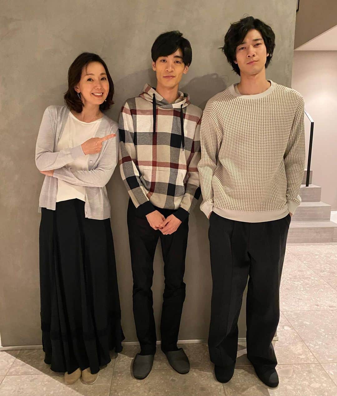 のインスタグラム：「こちらは結城家のオフショット📸 御三方とも豪邸がよく似合います🏠✨ 夕食もさすがの豪華さでした🍖 厳しくもあり、理解もあるお母様と、兄に負けないように医者を目指す素直な弟🥼 見逃してしまった方は「FOD」又は「Tver」でご覧いただけます。  #アライブ #清原翔 #とよた真帆 #若林拓也 #医者一家 #今回は肉回でもありました🥩 #木10 #フジテレビ」