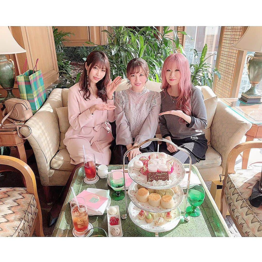 上村彩子さんのインスタグラム写真 - (上村彩子Instagram)「この前アイラちゃんと愛ちゃんとアフタヌーンティーに行ってきました☕️ そしたらなんと！ お誕生日祝いのプレートが✨✨ ありがとう〜！！！😭✨ うれしいいい💓 . もうすぐ春！ということで 桜のアフタヌーンティー🌸 桜と若草色の可愛いスイーツがいっぱいで癒された〜 . のんびりいっぱいお話しできて楽しかった〜♫ アドバイスくれたり心配してくれたり背中を押してくれて感謝してもしきれないくらい大切な友達です☺️ いつもありがとう💓 #アフタヌーンティー」3月12日 22時54分 - ayako_uem