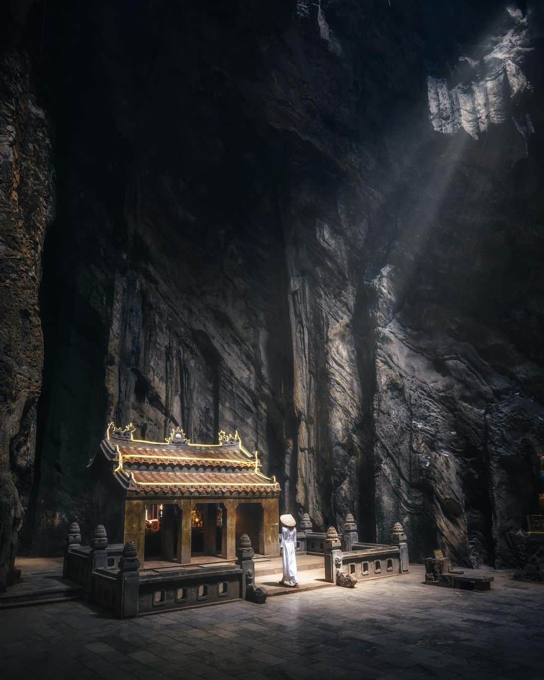 のインスタグラム：「You can find the peace and hope even in the depths of the inner cavern. Let perpetual light shine on the darkness. #hellofrom Da nang Vietnam ・ ・ ・ ・ #bestvacations #beautifuldestinations #earthfocus #earthoffcial #earthpix #thegreatplanet #discoverearth #fantastic_earth #awesome_earthpix #ourplanetdaily #lifeofadventure #nature #livingonearth #theweekoninstagram  #theglobewanderer #visualambassadors #stayandwander #welivetoexplore #wonderful_places #TLPics #depthobsessed  #voyaged #sonyalpha #bealpha #aroundtheworldpix #moodygrams #artofvisuals #travellingthroughtheworld #streets_vision@sonyalpha @hypebeast @highsnobiety @lightroom @soul.planet」