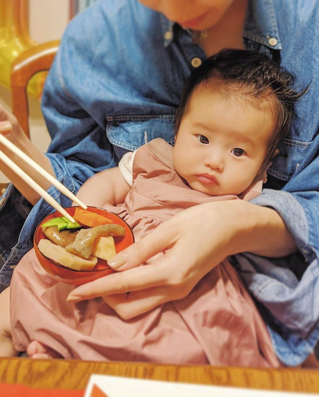 来夏さんのインスタグラム写真 - (来夏Instagram)「#🥢 #お食い初め は全部パパの手作り👨🏻 _  色々調べながら 実家から器を持って帰ってくれて 前日から仕込んでくれたり 鯛も捌いてくれたり..👏🏽 _  つわりが始まった頃から 台所が遠のいてる私に代わり 私よりキッチングッズ集めるほど 台所を好きでいてくれるので 感謝でいっぱい🥺✨ _  子供とともに私達も初めてのことだらけで わくわく学ばせてもらってます🌱 それと同時に お互いの心遣い、思いやりで 幸せは成り立つなぁと最近とても感じます🌷 #感謝 #百日祝い #お食い初め膳 #旦那作 #健康第一 #生後100日 #女の子ママ #ベビフル #コドモノ」3月12日 23時10分 - rairairaika