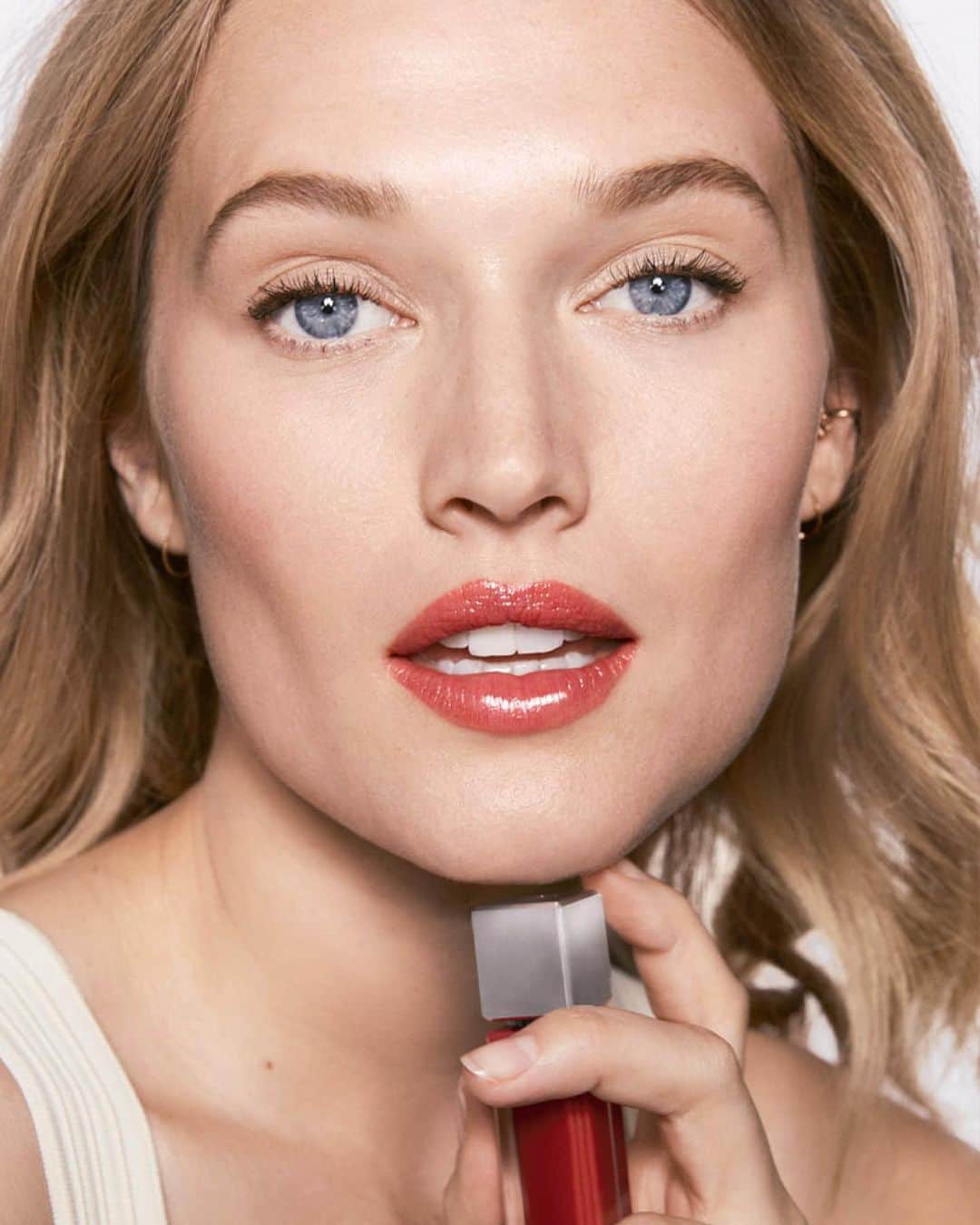 Clé de Peau Beauté Officialさんのインスタグラム写真 - (Clé de Peau Beauté OfficialInstagram)「@tonigarrn achieves a vibrant, healthy look while moisturizing #lips with #RadiantLipGloss in 103 Legend from the limited-edition Legend Color Collection.」3月12日 23時10分 - cledepeaubeaute