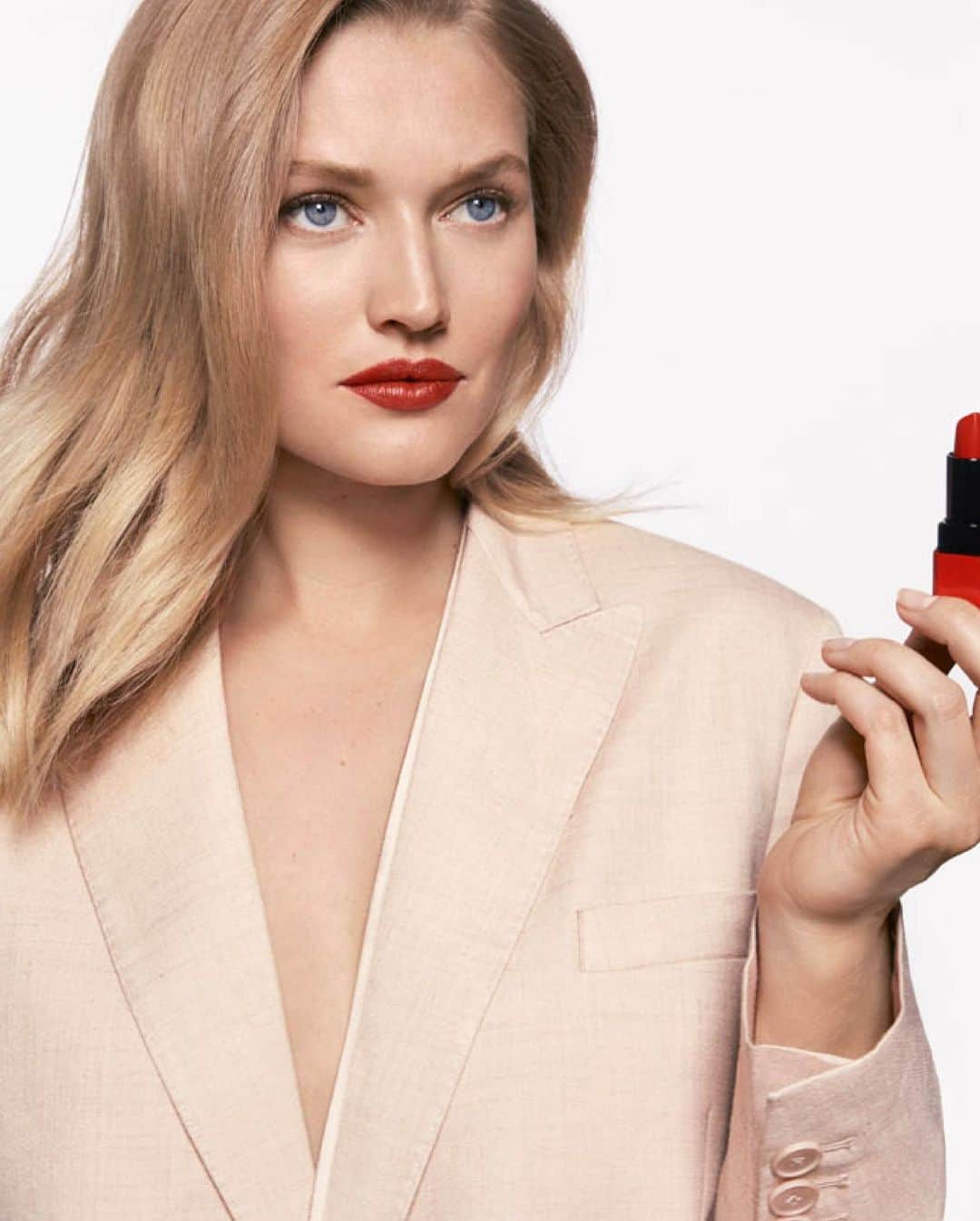 Clé de Peau Beauté Officialさんのインスタグラム写真 - (Clé de Peau Beauté OfficialInstagram)「@tonigarrn achieves a vibrant, healthy look while moisturizing #lips with #RadiantLipGloss in 103 Legend from the limited-edition Legend Color Collection.」3月12日 23時10分 - cledepeaubeaute