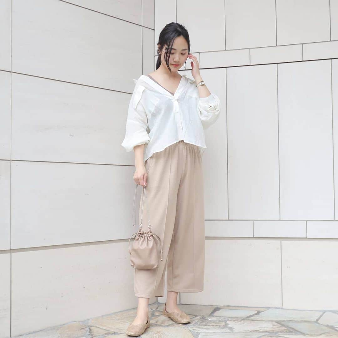 のインスタグラム：「white×beigeコーデ · tops: @rectangle_official pants: @legicajeana shoes: @outletshoes_official bag: @titivatejp · @rectangle_official の新作、 #オーバーサイズシアーシャツ を着てみたよ✨ · この春絶対押さえておきたいシアー素材のシャツは、使いやすいホワイトにしたよ😘 私シャツ衿抜きして着るの苦手なんだけど(いつの間にか元に戻る笑)、これは衿抜きしやすくてお洒落感が出る💞 夏の日差しよけにも使えるよね😎 · 本日12日からはzozoweek！ 1000円offクーポンが出てるのでzozotownでチェックしてみてね💗 · #rectangle_official#rectangle_code#rectangle#レクタングル#アウトレットシューズ#outletshoes_life #fashion#ootd#outfit#code#coordinate#style#ファッション#コーディネート#コーデ#プチプラ#プチプラコーデ#シンプルコーデ#mamagirl#locari#ママファッション #partegram #l4like#カジュアル」