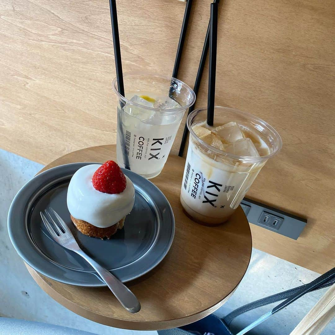 山尾梨奈さんのインスタグラム写真 - (山尾梨奈Instagram)「〻 . @kix.coffee であやてぃんとお喋り☺︎ 久しぶりに会えました. . そういえば関西国際空港って Kansai International Airport→KIAなのに KIXなのずっと謎だったんですけど 関空が出来た時にKIAが既にあったみたいで KIの後に付けれるアルファベットが 「I」か「X」しか残ってなかったんやって✈︎ . #osaka #大阪カフェ #中崎町カフェ #kixcoffee」3月12日 23時36分 - yamarina_1210