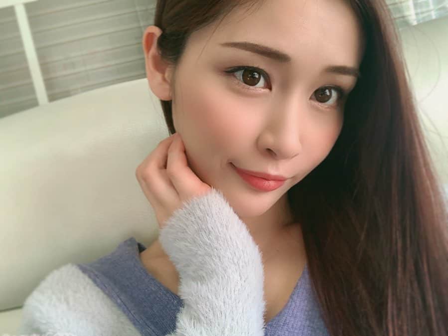 横町ももこさんのインスタグラム写真 - (横町ももこInstagram)「💖 . 最近コロナの影響で時間がたっぷりできちゃったので 今のうちに自分磨き✨ . 先日、エレナクリニックで #シャインニードル という美肌注射をしてきたよ💉 . 正直、めちゃくちゃ痛くて1週間くらい赤みも消えなかったからどうなるのか不安すぎたけど、 いまは凹凸のないツルツルなお肌に生まれ変わって化粧ノリもかなり良くなった✨ . ダウンタイムが少し気になる人はその分時間に何日か余裕が作れる時にチャレンジすることをオススメします😉 . ダウンタイムが気になる人はほとんど跡が残らない #ハイドラピーリング　がオススメ💡 . . #エレナクリニック#ヒアルロン酸#ダーマペン4#水光注射#美肌#ツヤ肌#美容クリニック#美容皮膚科#新宿 #beauty#makeup#スッピン#スッピン肌#japanesemodel#model#japanesegirl#일본여자 #フォロワー増やしたい#フォロワー募集中#followme #横町ももこ」3月12日 23時29分 - momochadayo