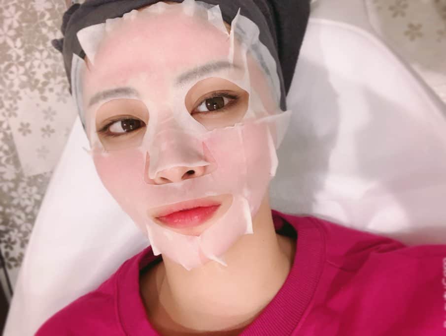 横町ももこさんのインスタグラム写真 - (横町ももこInstagram)「💖 . 最近コロナの影響で時間がたっぷりできちゃったので 今のうちに自分磨き✨ . 先日、エレナクリニックで #シャインニードル という美肌注射をしてきたよ💉 . 正直、めちゃくちゃ痛くて1週間くらい赤みも消えなかったからどうなるのか不安すぎたけど、 いまは凹凸のないツルツルなお肌に生まれ変わって化粧ノリもかなり良くなった✨ . ダウンタイムが少し気になる人はその分時間に何日か余裕が作れる時にチャレンジすることをオススメします😉 . ダウンタイムが気になる人はほとんど跡が残らない #ハイドラピーリング　がオススメ💡 . . #エレナクリニック#ヒアルロン酸#ダーマペン4#水光注射#美肌#ツヤ肌#美容クリニック#美容皮膚科#新宿 #beauty#makeup#スッピン#スッピン肌#japanesemodel#model#japanesegirl#일본여자 #フォロワー増やしたい#フォロワー募集中#followme #横町ももこ」3月12日 23時29分 - momochadayo